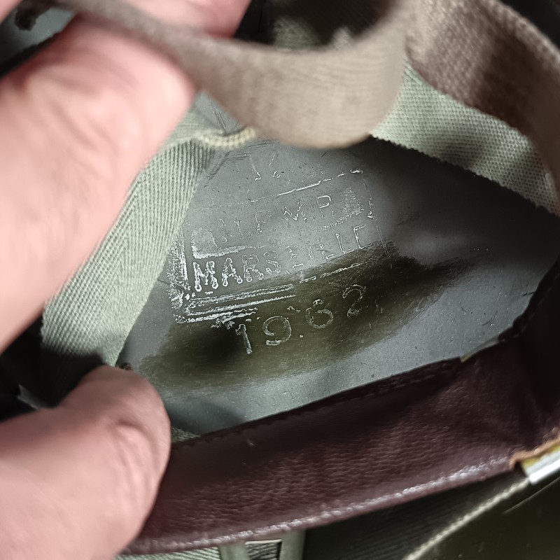CASQUE FRANCAIS MODELE 1956 PARACHUTISTE CASQUE LOURD DATE 1959 ET LINER 1962 TAP LEGION ETRANGERE FILET DE CAMOUFLAGE